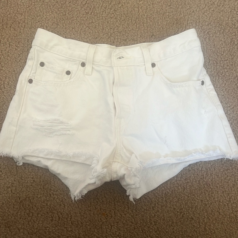 white levi shorts
